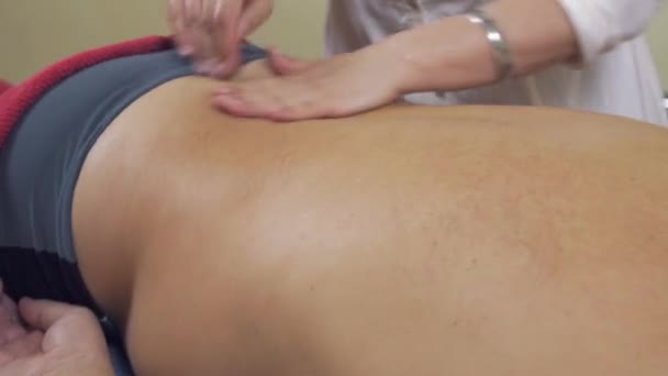 El acercamiento de las manos masajistas hacen el masaje terapéutico de la espalda al hombre gordo adulto . — Vídeos de Stock
