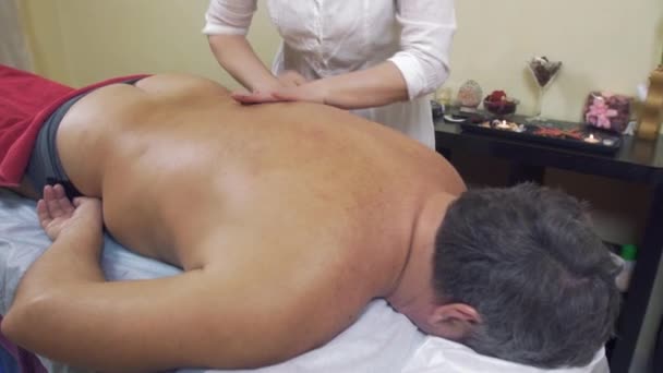 Masseuse rubdown hals van volwassen dikke man. Therapeutische massage. Middellange schot. — Stockvideo