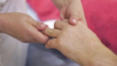 El yapacaklar masöz yakın el parmaklarında Yetişkin adama masaj. Şifa