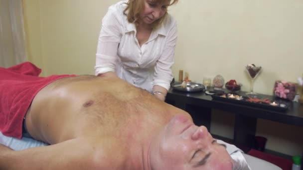 Mãos de massagista fazem a massagem profissional da mão direita ao homem gordo adulto . — Vídeo de Stock