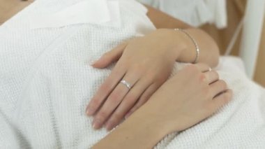 Şevval Özçelik Güzellik eller olun epilasyon kız yüz salon, yakın çekim. Kızarıklık