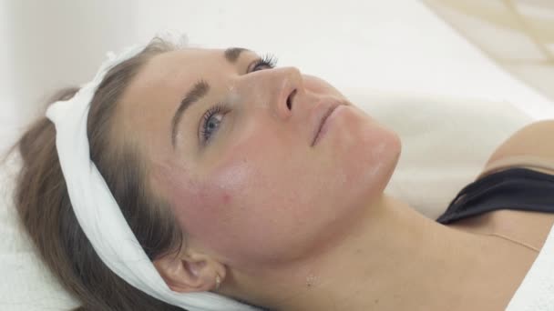 Primo piano di faccia di ragazza su procedure cosmetiche in salone di bellezza. Inumidimento — Video Stock