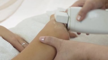 Güzellik uzmanı el kızı yandan Güzellik Salonu de balmumu koymak kapatın. Epilasyon