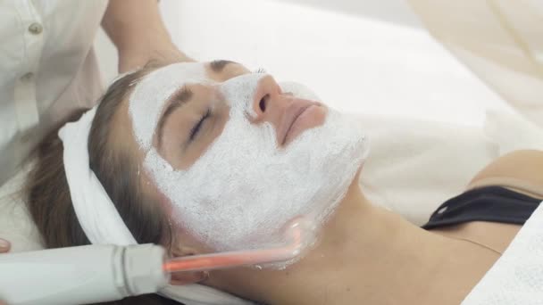 Darsonvalization 女の子の顔のサロンでマスクを閉じます。化粧品の手順 — ストック動画