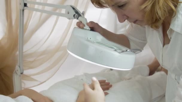 Schoonheidsspecialist blik touch hand. Cosmetische vergrootglas in beauty salon. Middellange schot — Stockvideo