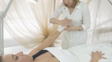 Güzellik Salonu kız elinde sol bilek ağda yetişkin güzellik uzmanı. Orta atış