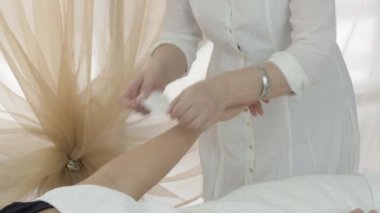 Profesyonel güzellik uzmanı ağda sol kız elinde Güzellik Salonu. Orta atış