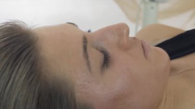 Güzellik Salonu kız yalan yüzü. Kozmetik prosedürler kız. Uzun kirpik