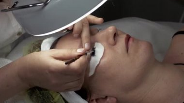 Güzellik uzmanı olun kalıcı boyama, kirpik kadın olarak dünyaya Güzellik Salonu.