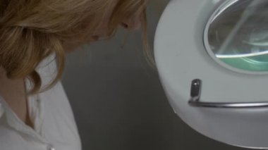 Güzellik uzmanı boya kaş, kirpik yetişkin kadın Güzellik Salonu olarak. Kalıcı