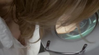 Büyüteç'i güzellik uzmanı bak. Güzellik Salonu kirpik boyama işlemi.