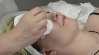 Güzellik uzmanı boya kirpik--dan yetişkin kadın Güzellik Salonu olarak koymak.