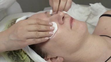 Güzellik uzmanı boya kirpik pamuk tarafından kadın Güzellik Salonu olarak koymak