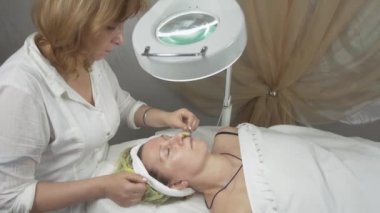 Galvanotherapy yüz Güzellik Salonu içinde yetişkin kadın yapıyor güzellik uzmanı.