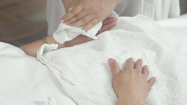 Güzellik uzmanı tarafından güzellik salon ıslak peçete sol el yetişkin kadın temizleyin.