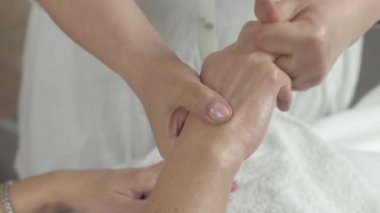 Masöz olun sağ el parmak yetişkin kadın Güzellik Salonu olarak Masaj