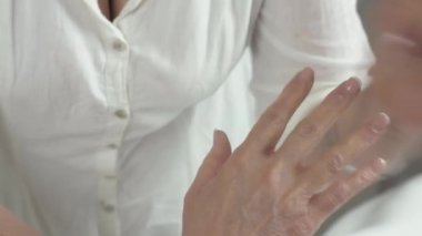 Masöz yetişkin kadın Güzellik Salonu olarak sağ elin tıbbi masaj yapmak