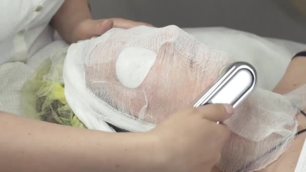 Cosmetólogo hacer ultrasonido procedimiento de elevación en la cara de la mujer en salón de belleza — Vídeos de Stock