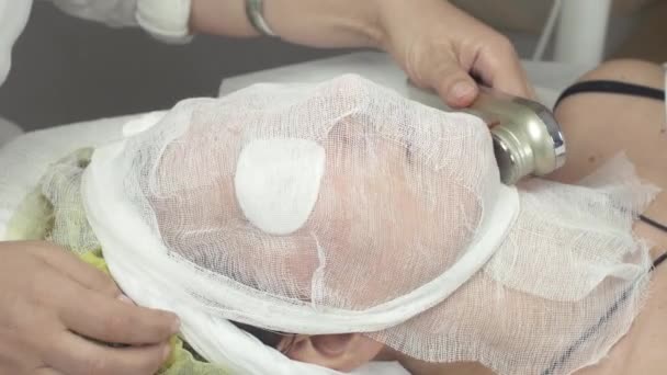 Cosmetologue utiliser un appareil de levage sur le visage de la femme adulte dans le salon de beauté — Video