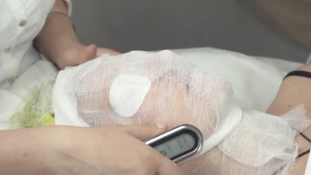 Kosmetolog menggunakan alat angkat khusus pada wanita wajah di salon. Ultrasound — Stok Video