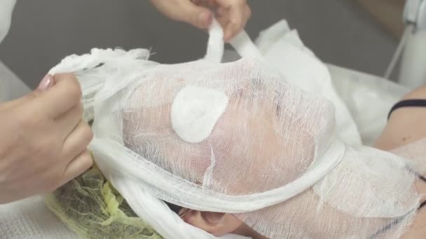 Cosmetologist put off cheesecloth out woman face in beauty saloon. Cotton pad — Stock Video