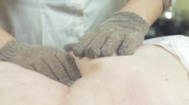 Masöz yapmak şişman mide kadına masaj ile masaj eldiven. Okşayarak