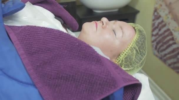 Fat adult woman lie in beauty saloon, covered by thermal blanket. Spa wrapping — Stock Video