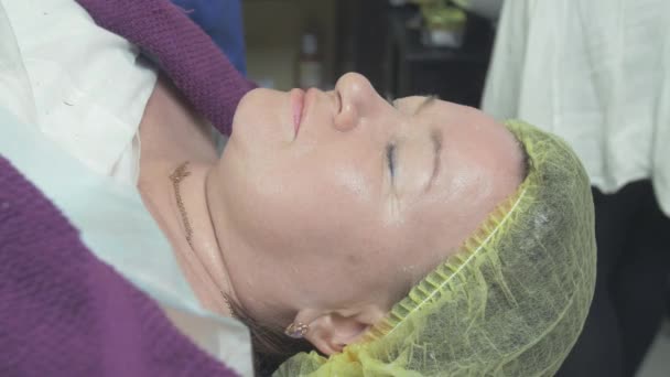 Лицо взрослой толстой женщины лежит в салоне красоты на процедурах. Без макияжа . — стоковое видео