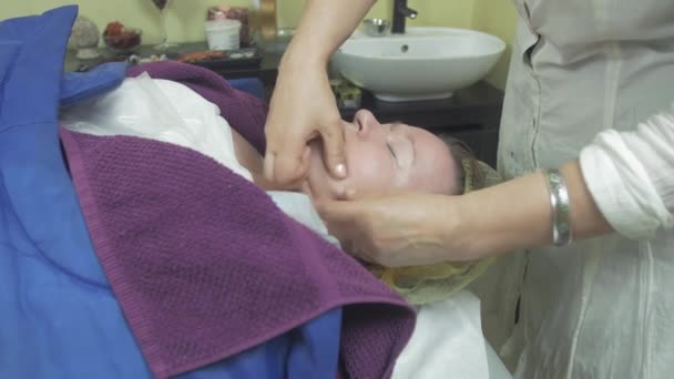 Cosmetologist formigamento queixo de mulher gorda adulta no salão de beleza. Cuidado anti envelhecimento — Vídeo de Stock
