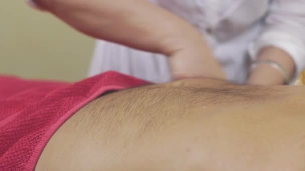 Närbild av massör händer gör massage av magen till vuxen fet man. Healing — Stockvideo