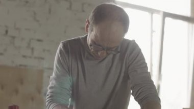 Yaşlı marangoz ahşap tahta bant zımpara makinesi tarafından Lehçe. Üretici