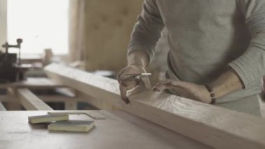 Yetişkin çilingir ahşap Kurulu tarafından özel cetvel ölçer. Mobilya. Woodworker