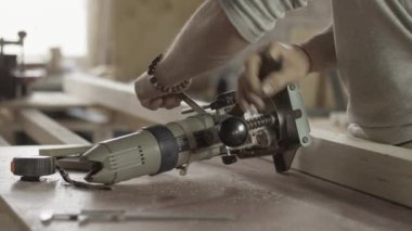 Profesyonel çilingir Dalma yönlendirici tarafından İngiliz anahtarını ayarlar. Mobilya