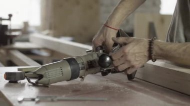 Profesyonel marangoz Dalma yönlendirici tarafından İngiliz anahtarını ayarlar. Mobilya