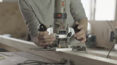 Profesyonel çilingir düzeltme Dalma yönlendirici ahşap tahta üzerinde. Tedavi