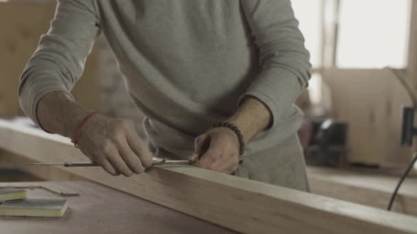 Professional locksmith measures wooden board by special ruler. Furniture — Stock Video