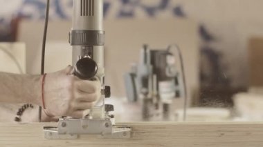 Marangoz dikkatli Dalma yönlendirici tarafından ahşap tahta kesmek. Tedavi. Düz çizgi