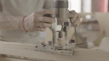 Dalma yönlendirici tarafından ahşap tahta satırlarında kesip marangoz. Tedavi. Talaş