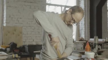 Ahşap tahta içine dübel profesyonel ahşap işçisi sürücü. Mobilya. Derleme