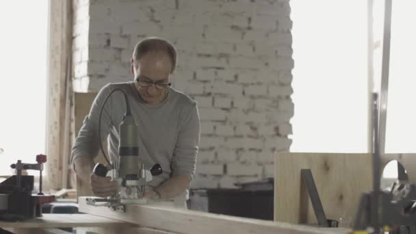 Fabbro in vetro tagliere bordo di legno da plunge router. Trattamento. Segatura — Video Stock