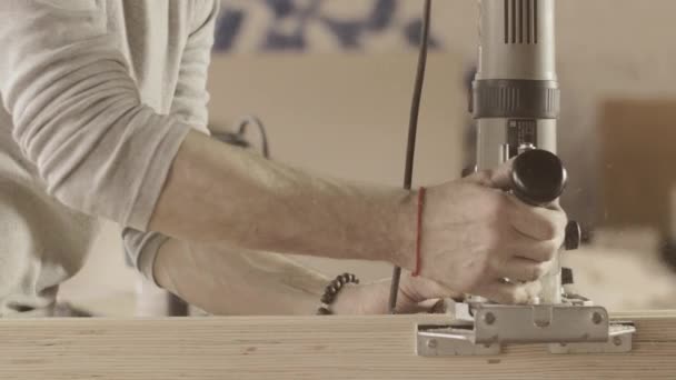 Tischler schnitt Holzbretter durch Tauchfräse. Gerade Linie. Sägemehl — Stockvideo