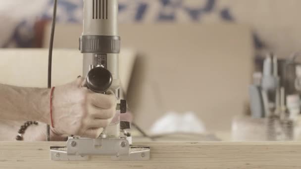 Woodworker cut skivprodukter av steget router. Behandling. Rak linje. — Stockvideo