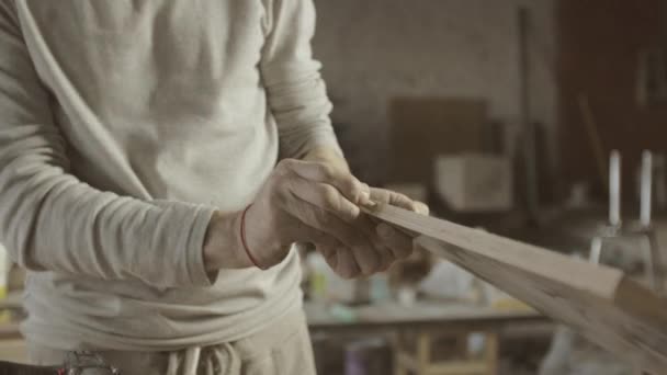 Timmerman rijden in houten deuvel in gepolijst houten bord door hamer. — Stockvideo