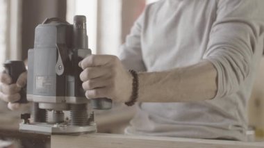 Marangoz parlatma makinesi ile ahşap tahta kenarı davranır. Üretici. Kontrol