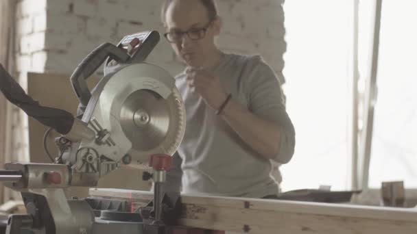Professionelle Holzbearbeiter schneiden lange Holzbretter mit der Kreissäge. Möbel. — Stockvideo