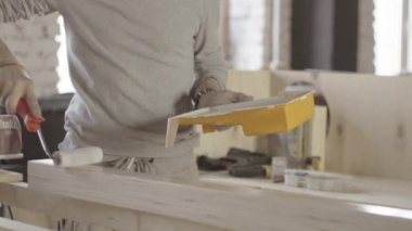 Marangoz rulo ile beyaz renkli ahşap tahta boya. Üretici. Tedavi