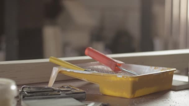 Materiales de carpintería, barniz, rodillo, tablero de madera. Fabricación de muebles — Vídeo de stock