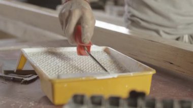 Marangoz boya rulo tarafından uzun ahşap tahta vernikleme. Vernikli kutu