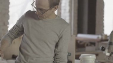 Eski marangoz boya rulo ile uzun ahşap tahta vernikleme. Tedavi süreci