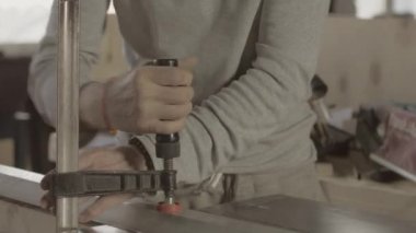 Profesyonel ahşap işçisi sert düzeltme metal balk ahşap tahta üzerinde. Mobilya yapımı